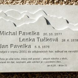 Pamětní deska (Michal Pavelka, Lenka Tučková, Jan Pavelka)