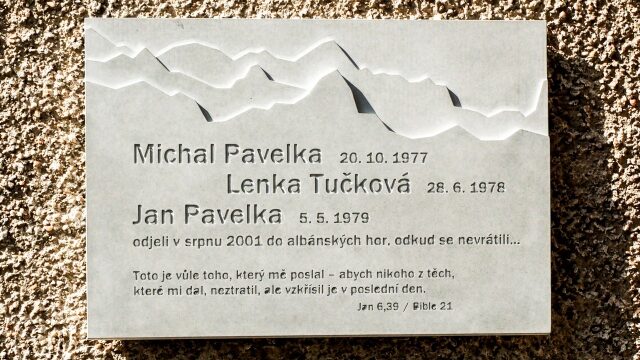 Pamětní deska (Michal Pavelka, Lenka Tučková, Jan Pavelka)