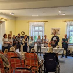 Výjezdní bohoslužby v Krabčicích - vystoupení pěveckého souboru Contiola Jacobi
