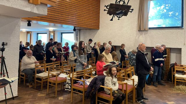 Lidé na bohoslužbě u Jákobova žebříku